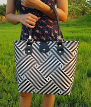 Cargar imagen en el visor de la galería, Bolsas artesanales de plástico