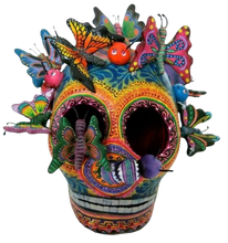 Cargar imagen en el visor de la galería, Cráneo de barro policromado