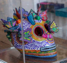 Cargar imagen en el visor de la galería, Cráneo de barro policromado