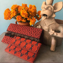 Cargar imagen en el visor de la galería, Cartera con bordado artesanal