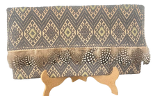 Cargar imagen en el visor de la galería, Cartera con bordado artesanal