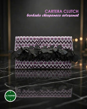 Cargar imagen en el visor de la galería, Cartera con bordado artesanal