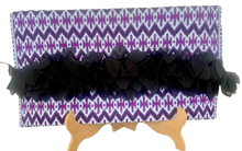 Cargar imagen en el visor de la galería, Cartera con bordado artesanal