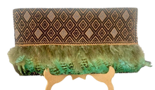 Cargar imagen en el visor de la galería, Cartera con bordado artesanal