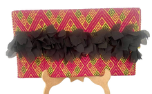 Cargar imagen en el visor de la galería, Cartera con bordado artesanal