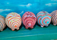 Cargar imagen en el visor de la galería, Cochinitos decorativos