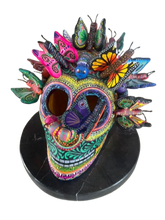 Cargar imagen en el visor de la galería, Cráneo de barro policromado