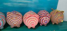 Cargar imagen en el visor de la galería, Cochinito decorativo
